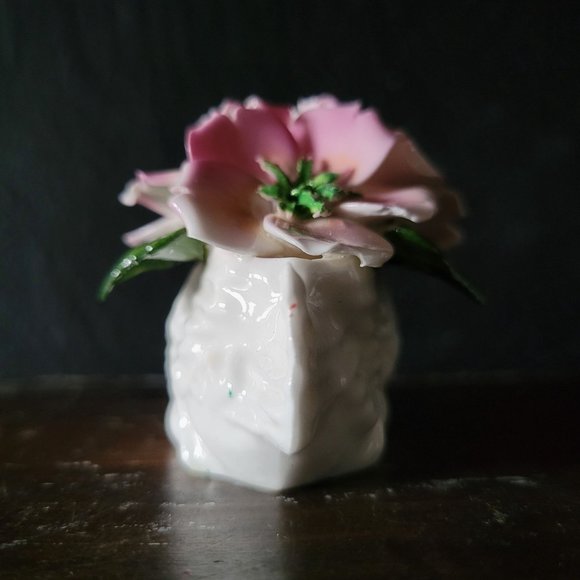 Small Vintage Raybur Staffordshire Bone China Swan with Flowers Made in England - Picture 4 of 6